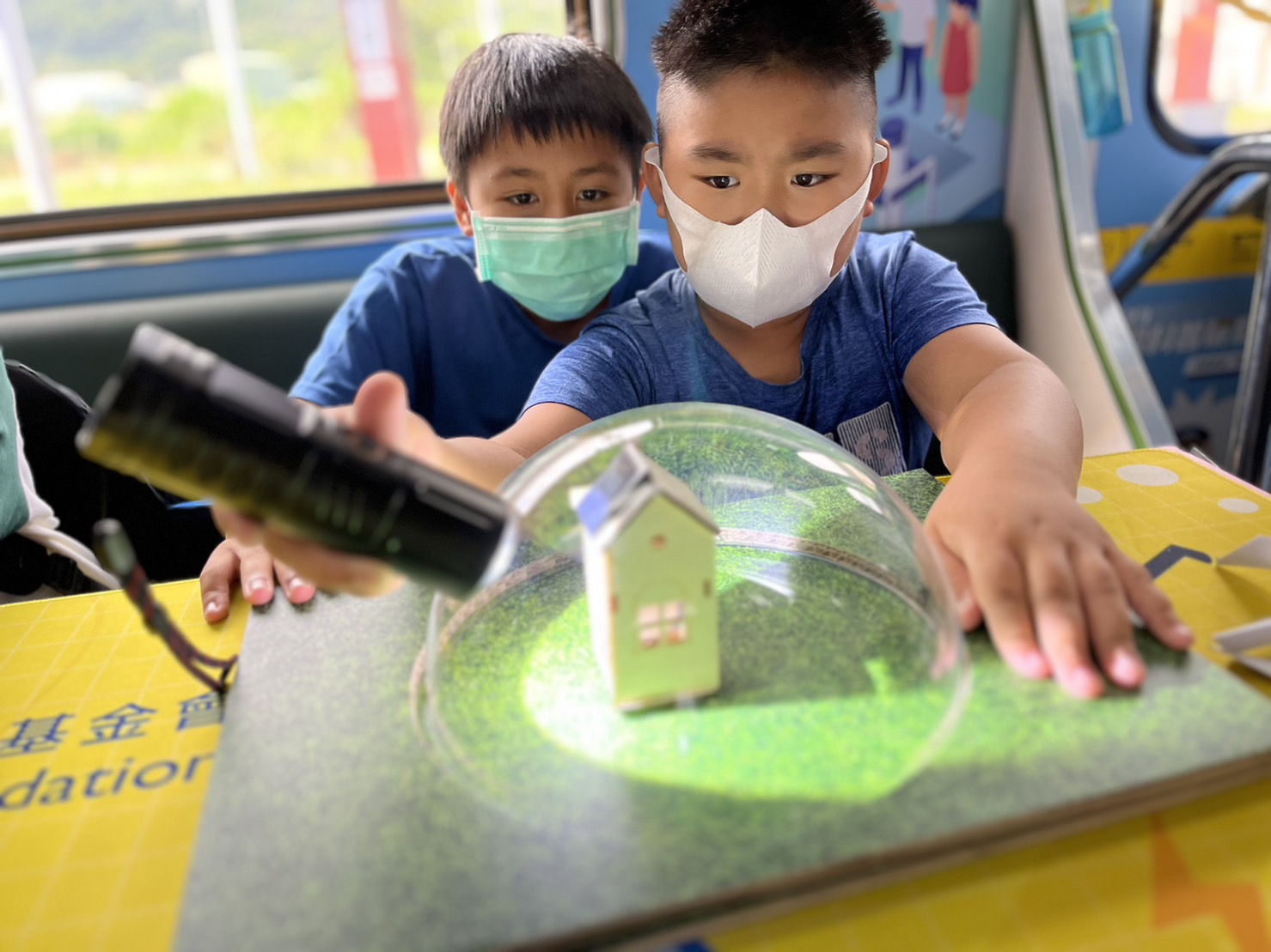 TVT体育參與基礎科學主題車廂，以STEAM教學精神，設計「逐日科學家」、「太陽能工程師」以及「淨零建築師」三大能源科普課程和實驗